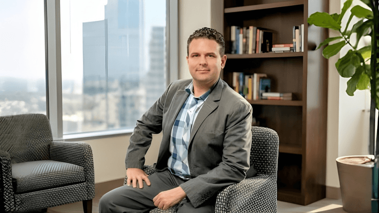 "Luis Piza, leadership consultant, demonstrating his expertise in team dynamics and functional leadership, offering solutions for organizational success."