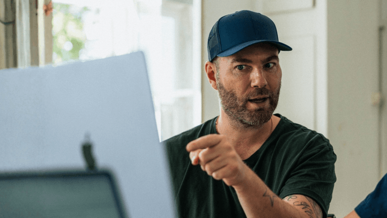 "Marcel Fuursted, founder of Shineii, speaking at an event, embodying leadership and innovation in digital boat care solutions."