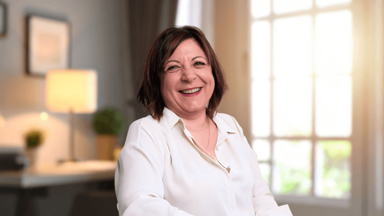 Elena Marangon smiling warmly, reflecting her human-centered approach to leadership, coaching, and sustainable organizational transformation.