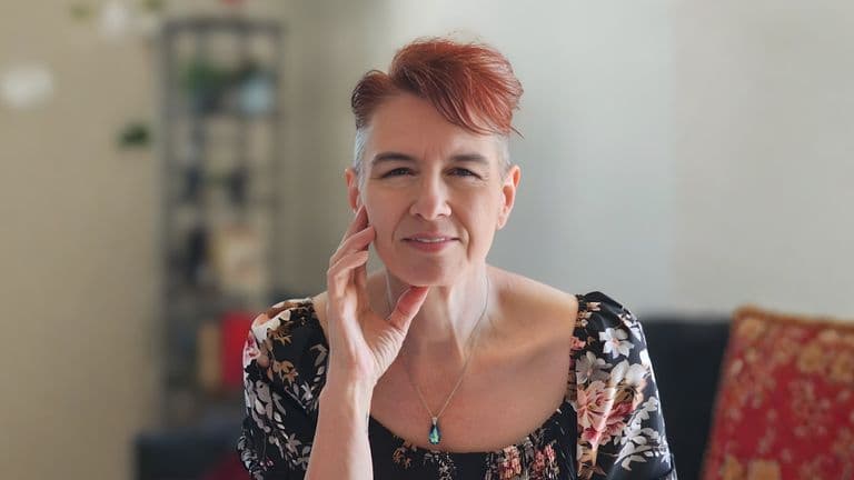 The image features Lori Lynn Smith, a leadership expert with short red hair, dressed in a floral blouse, exuding confidence.