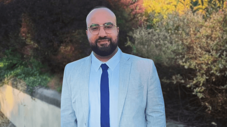 Dr. Aymen Mohamed, founder of Abenzy Education, drives global transformation in higher education with tailored curriculums.