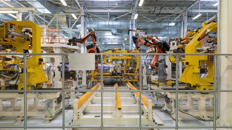 US Manufacturing Revitalized by Smart Factories and Automation in 2025
