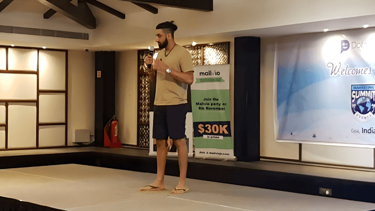 Jasdeep Singh Jandu analyzing digital traffic systems, highlighting structured online strategy, audience behavior, and clarity in navigating complex digital marketing environments.