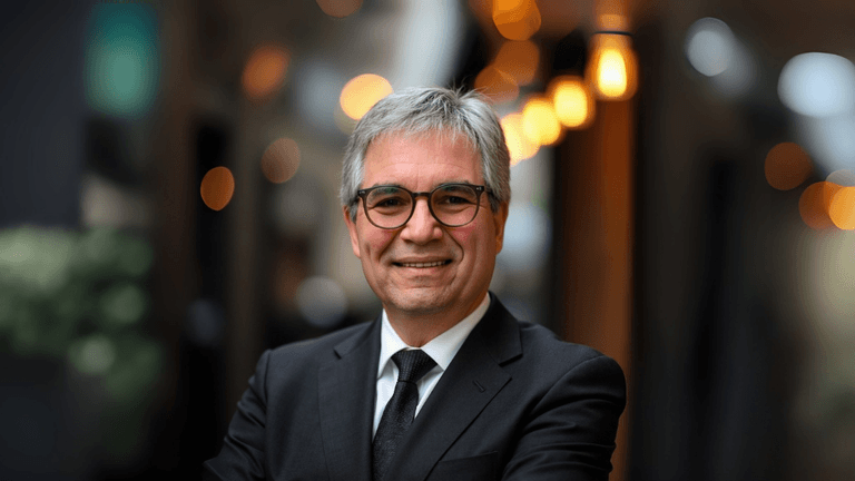 Jeff Tobe, a global speaker, helps companies transform customer service into engaging, empathetic experiences that drive growth