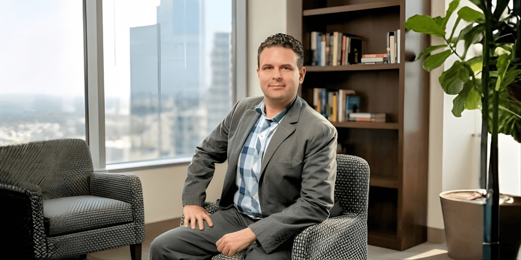 "Luis Piza, leadership consultant, demonstrating his expertise in team dynamics and functional leadership, offering solutions for organizational success."