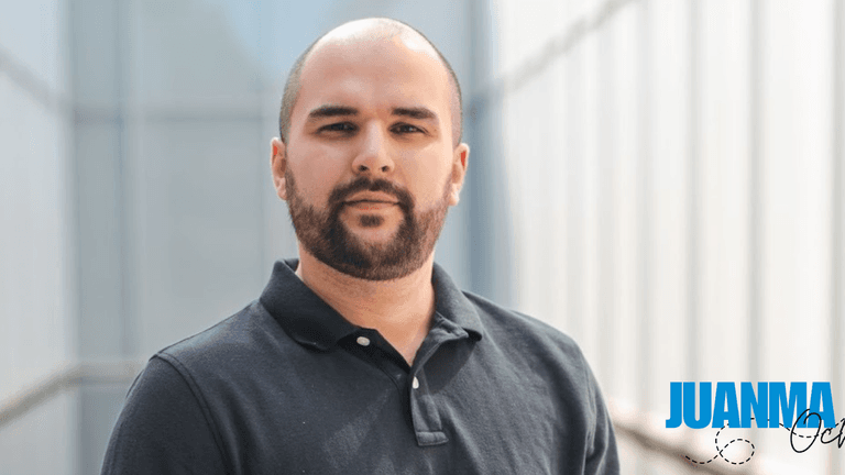 Portrait of Juanma Ochoa promoting the FLOW Method for conscious, scalable business growth and purpose-driven entrepreneurship.