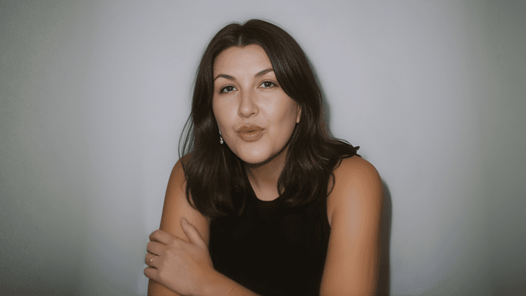Lara Bulfoni, visionary leader with over 30 years of experience, empowering global solutions through strategic leadership and social commitment.