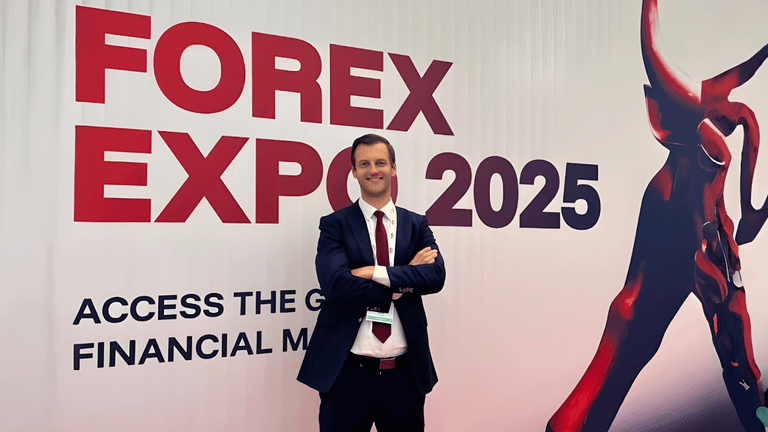 A professional at the Forex Expo 2025 event.