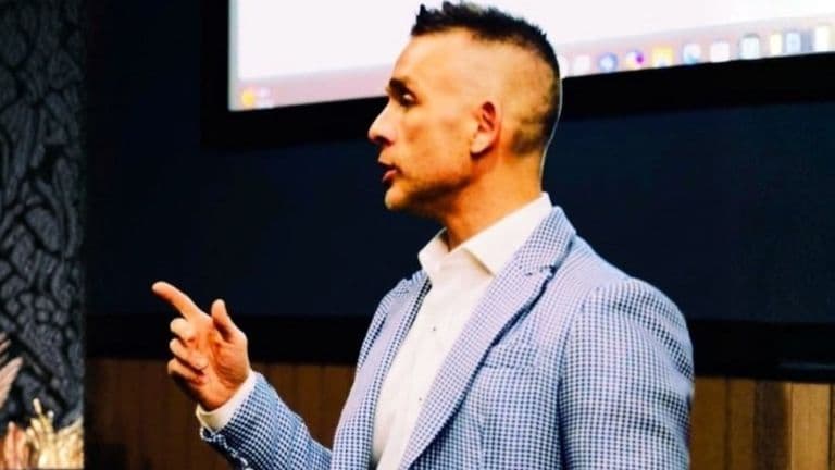 Dr. Pat™ Pachciarz delivering a presentation, exemplifying financial excellence with his Arete philosophy and DAITT™ Advisory Method.