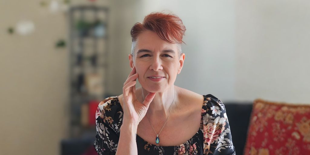 The image features Lori Lynn Smith, a leadership expert with short red hair, dressed in a floral blouse, exuding confidence.