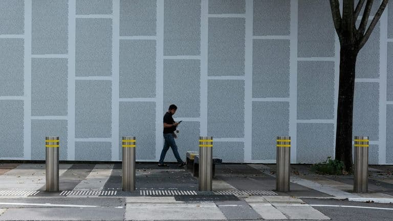 Tech Giants Delay Expansion Amid Policy Uncertainty