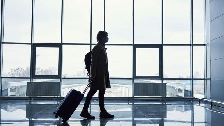 Global Business Travel to U.S. Plunges as CEOs Cite Safety, Policy Barriers