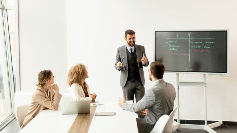 CEOs Embrace AI Investments While Warning of Margin Tightening in Q4 2025