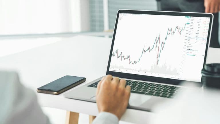 CFOs Exercise Caution Amid Investor Optimism, Survey Finds