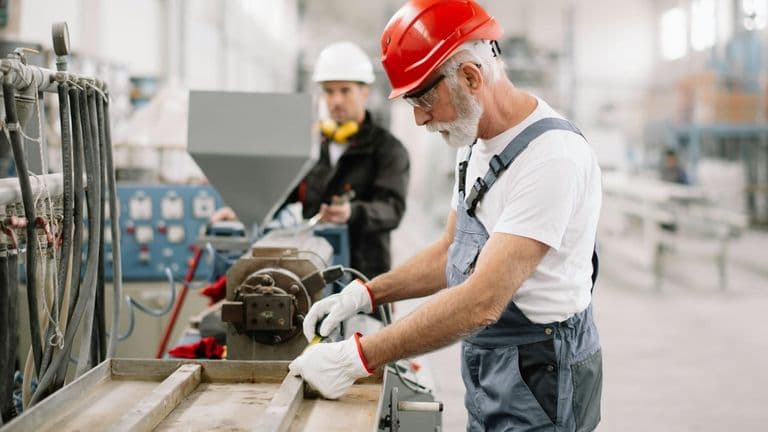 U.S. Labor Productivity Falls 1.5% in Q1 2025, Undermining Efficiency Gains