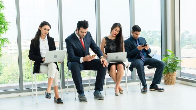 AI-Powered Recruitment Reshapes Executive Search Amidst Market Challenges
