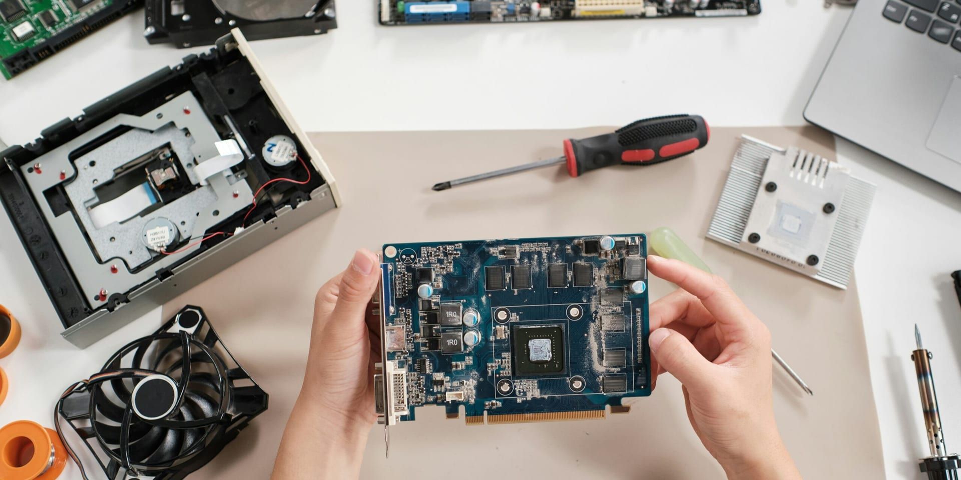 AI Demand Lifts U.S. Tech Hardware Stocks as Markets Rally on January 7, 2026