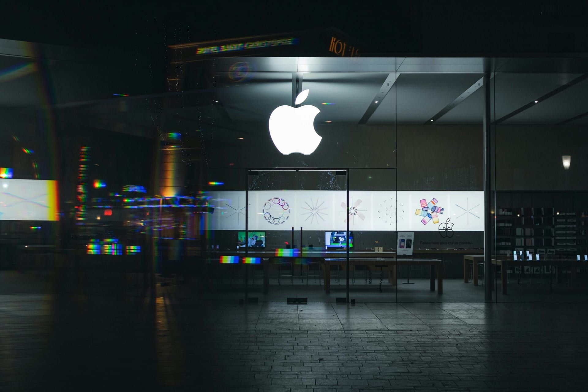 Apple’s Q4 2023 Earnings Highlight Strategic Shift Amidst Economic Challenges