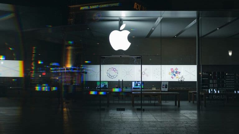 Apple’s Q4 2023 Earnings Highlight Strategic Shift Amidst Economic Challenges