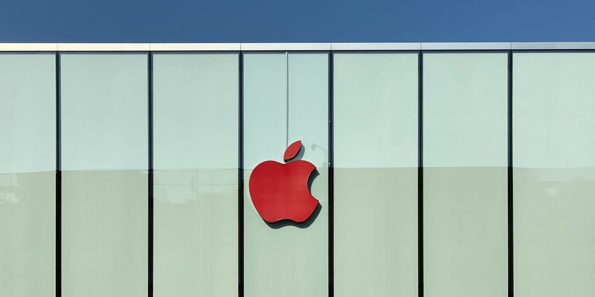 Apple Faces 25% Tariff Threat as Trump Pushes for U.S. Manufacturing