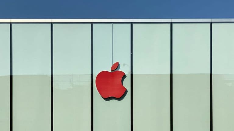 Apple Faces 25% Tariff Threat as Trump Pushes for U.S. Manufacturing