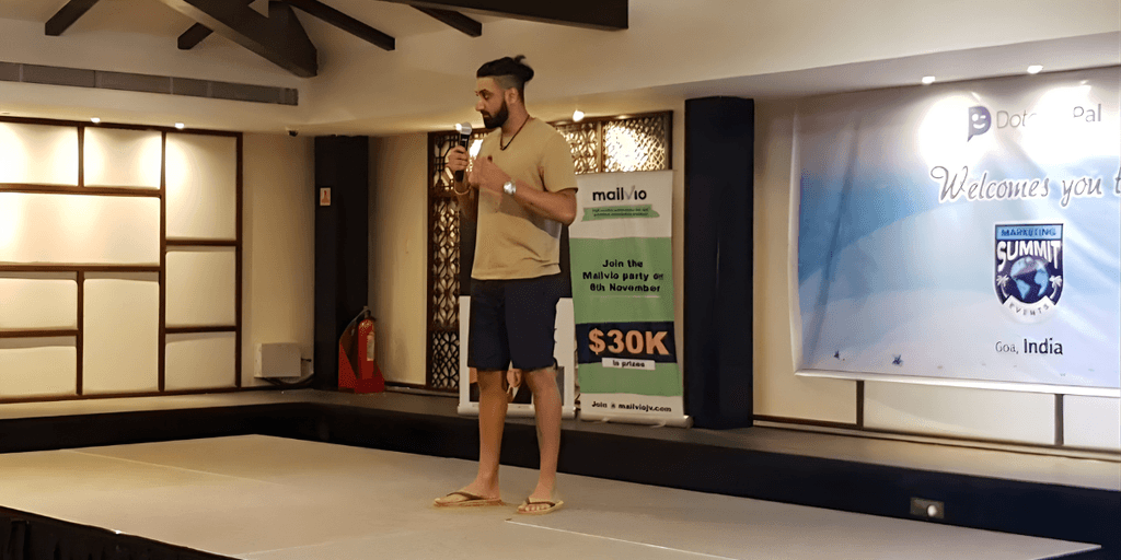 Jasdeep Singh Jandu analyzing digital traffic systems, highlighting structured online strategy, audience behavior, and clarity in navigating complex digital marketing environments.