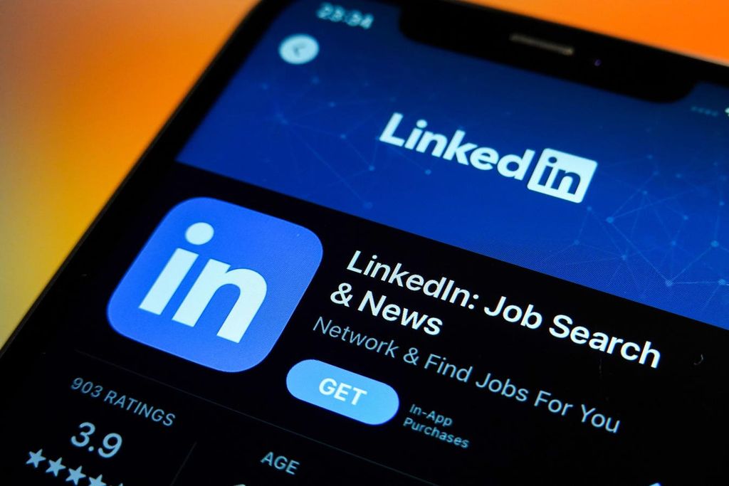 Job confidence plummets to record lows