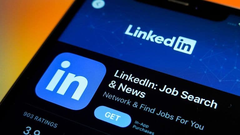 Job confidence plummets to record lows
