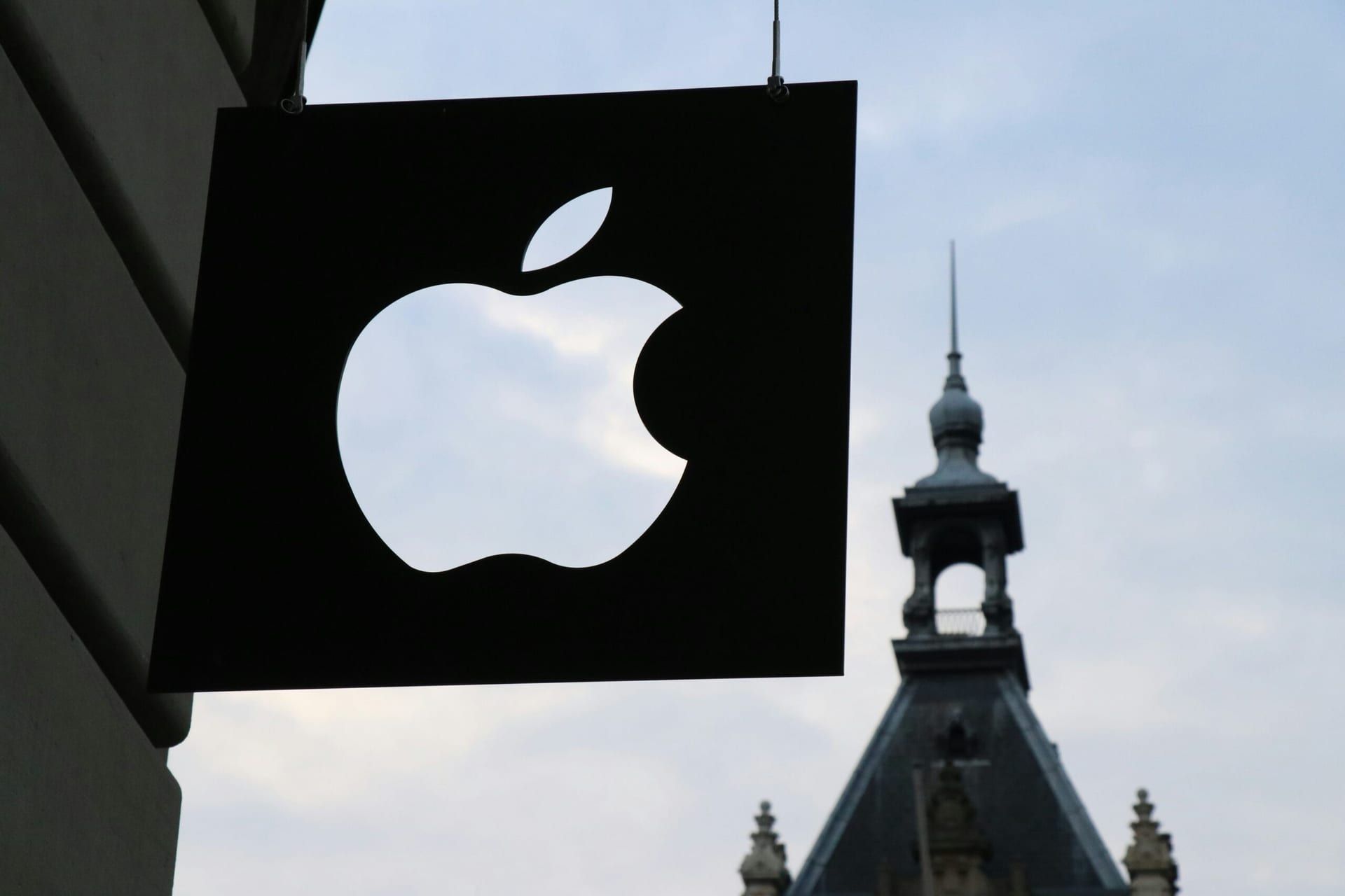 Apple Pledges $500 Billion for U.S. Expansion, Announces New AI Facility in Houston