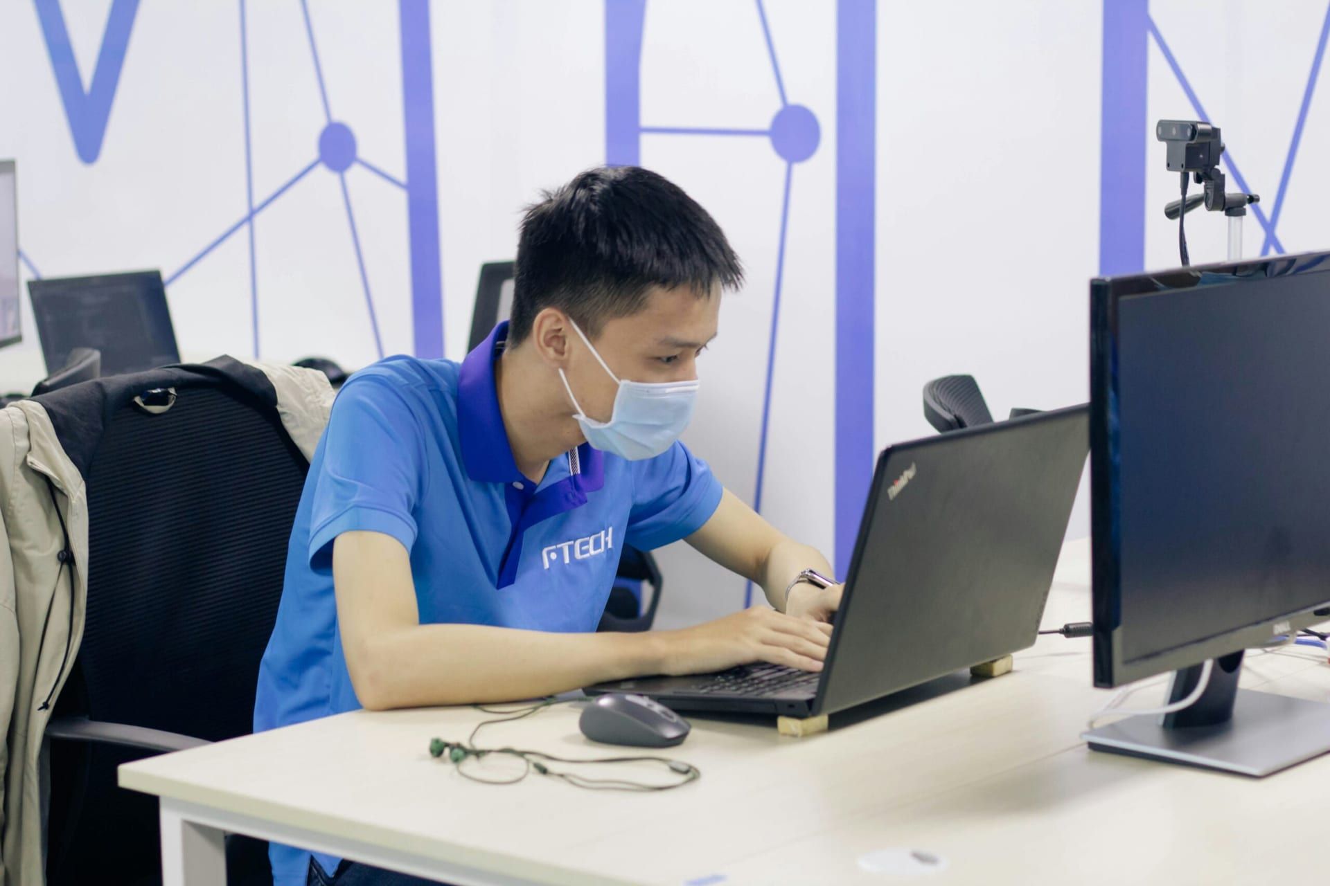 Lip‑Bu Tan Leads Intel Through First Quarterly Launch Amid Turnaround Pressures