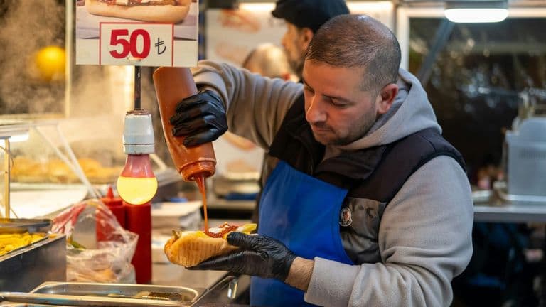 U.S. Service Sector Grows for 15th Straight Month Amid Wage Pressures