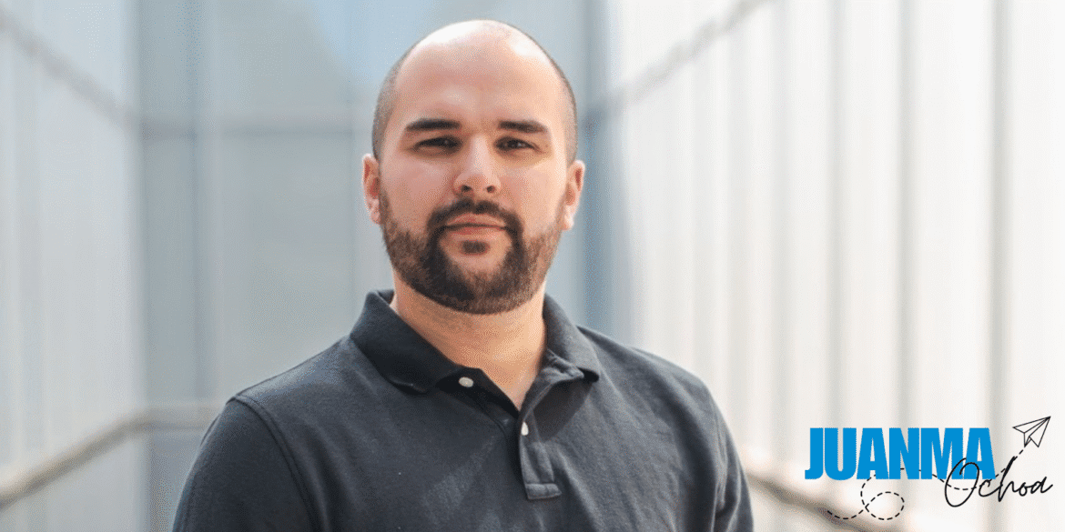 Portrait of Juanma Ochoa promoting the FLOW Method for conscious, scalable business growth and purpose-driven entrepreneurship.