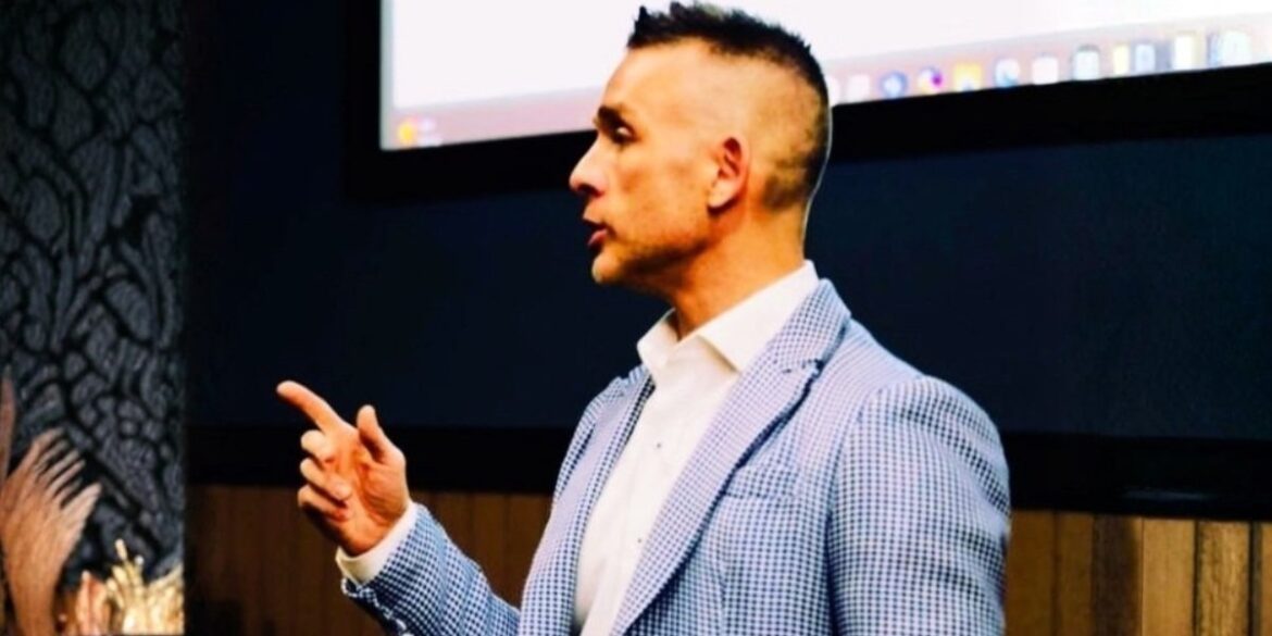 Dr. Pat™ Pachciarz delivering a presentation, exemplifying financial excellence with his Arete philosophy and DAITT™ Advisory Method.